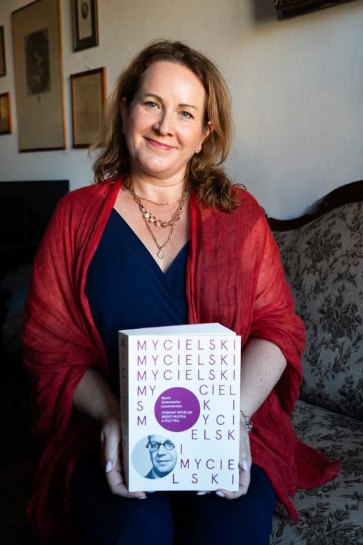 Fotografia: Autorka trzyma w rękach swoją książkę