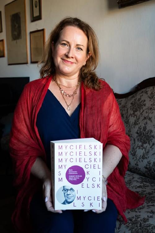 Fotografia: Autorka trzyma w rękach swoją książkę